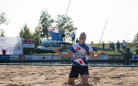 Ysbrand Galema juicht tijdens een fierljepwedstrijd.