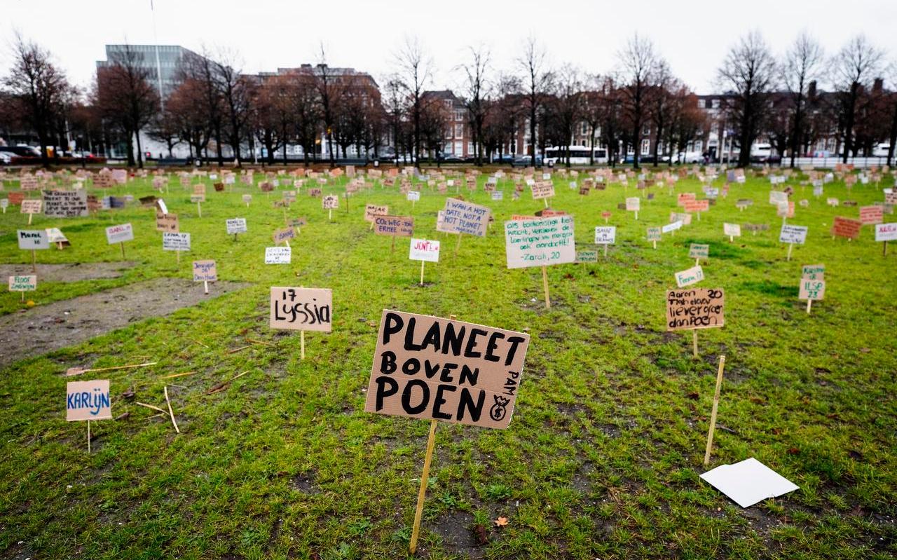 Protestborden op het Malieveld. De jongerenbeweging Youth For Climate protesteerde in december coronaproof om aandacht te vragen voor het klimaatprobleem.