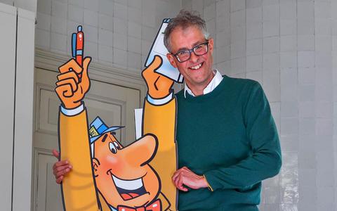 Striptekenaar Aart Cornelissen op de foto met Bob de Beker