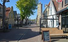 De vrijwel uitgestorven winkelstraat in West-Terschelling.