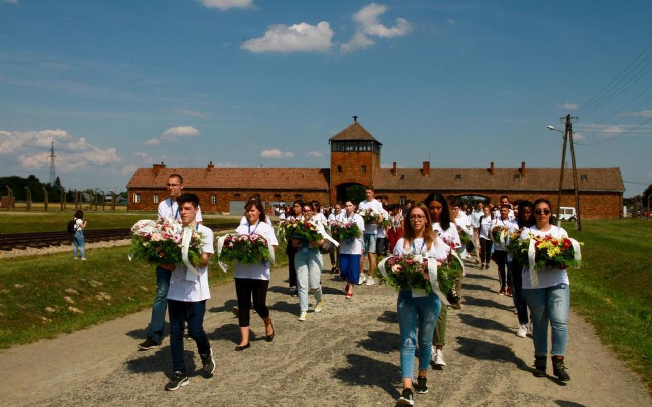 De jongeren met kransen in Auschwitz. Foto: Comunità di Sant’Egidio