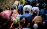Moslims komen samen voor het ochtendgebed in de Mevlana Moskee ter afsluiting van de vastenmaand Ramadan.