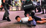 Een door de politie in Hongkong gearresteerde demonstrant tijdens een protestactie op 1 juli tegen de omstreden nieuwe Chinese veiligheidswet.