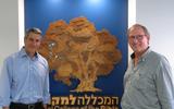 Wim Nieuwenhuis (rechts) op de foto met dr. Erez Soref, directeur van het Israel College of the Bible.  Foto: FD