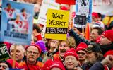 In 2014 demonstreerden duizenden werknemers in de sociale werkvoorziening voor het behoud van hun banen. Deze foto is gemaakt in Den Haag.