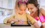 Jonge kinderen tot en met zes jaar besteden gemiddeld 2,5 uur per dag aan beeldschermmedia sinds de coronacrisis.