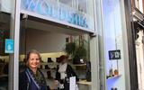 Bij de schoenenwinkel van Gertien en Willem Woudstra aan de Nieuwestad moeten klanten eerst hun handen desinfecteren voor ze naar binnen mogen.