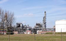 Exterieur van de raffinaderij van Shell in Moerdijk. Foto: ANP