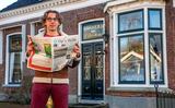 Gerben van Snits met ‘zijn’ nieuwe krant.