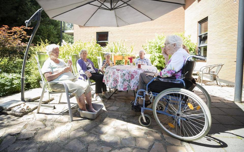 Bewoners van een verzorgingshuis krijgen een smoothie ter verkoeling op een hete zomerdag.