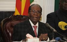President Robert Mugabe van Zimbabwe in 2017 toen hij moest aftreden. Veel Afrikaanse dictators wisten te regeren door een combinatie van dwang en gerichte samenwerking met ‘grote mannen’ in het land.