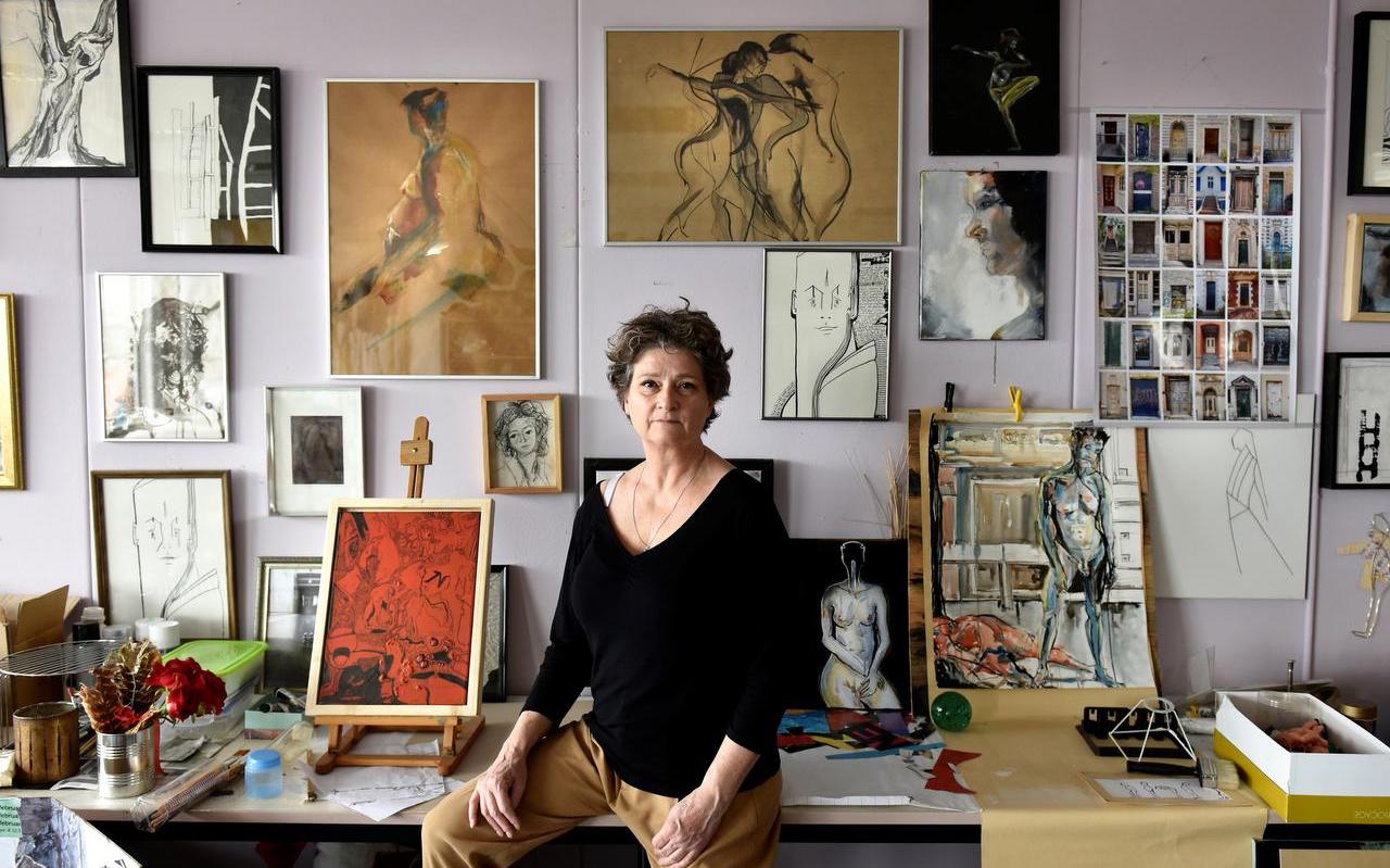 Hilda van der Veen in haar atelier in Emmestate in Leeuwarden met rondom haar werken over vergankelijkheid.