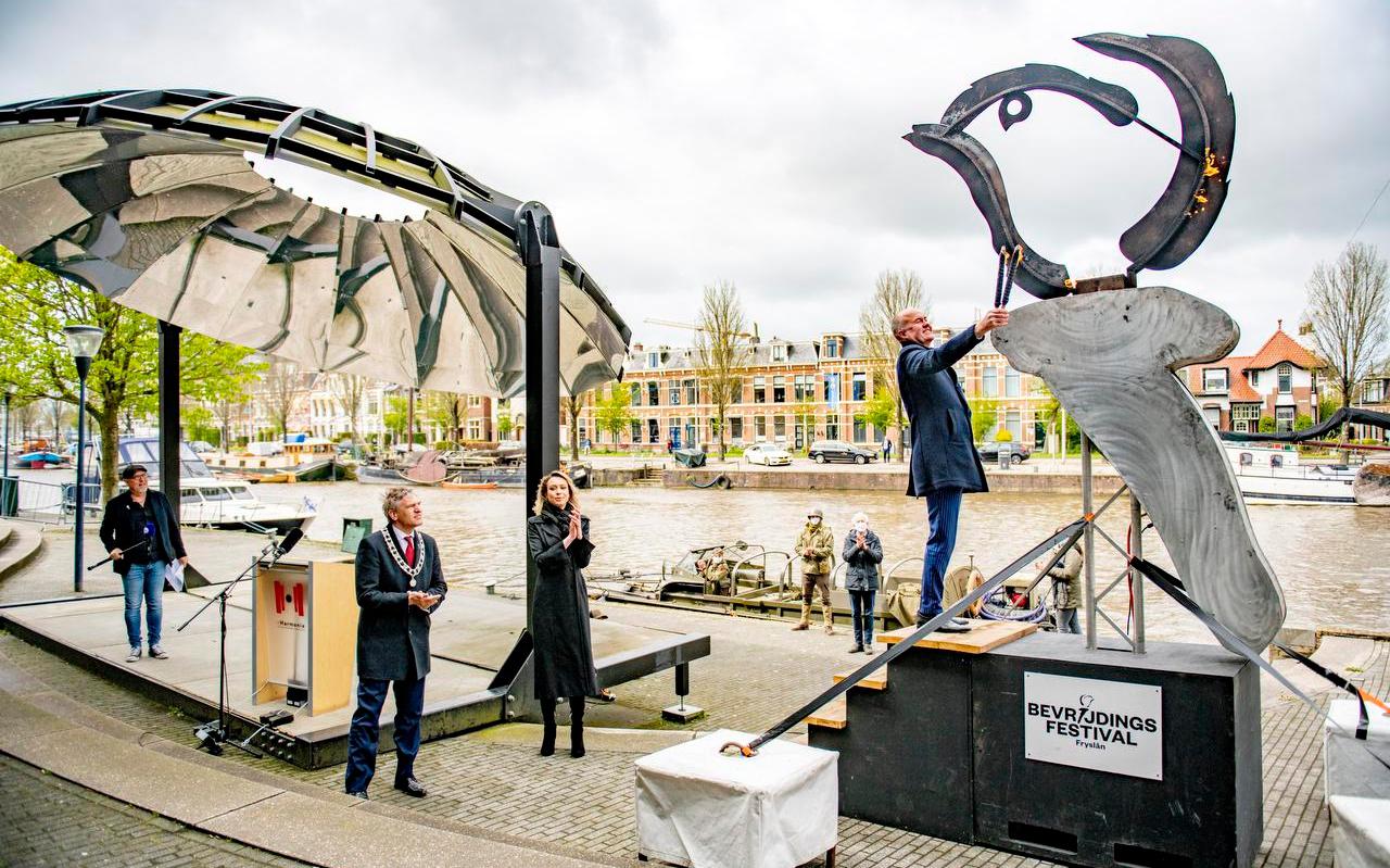 Commissaris Arno Brok ontsteekt het Bevrijdingsvuur in Leeuwarden, 5 mei 2021