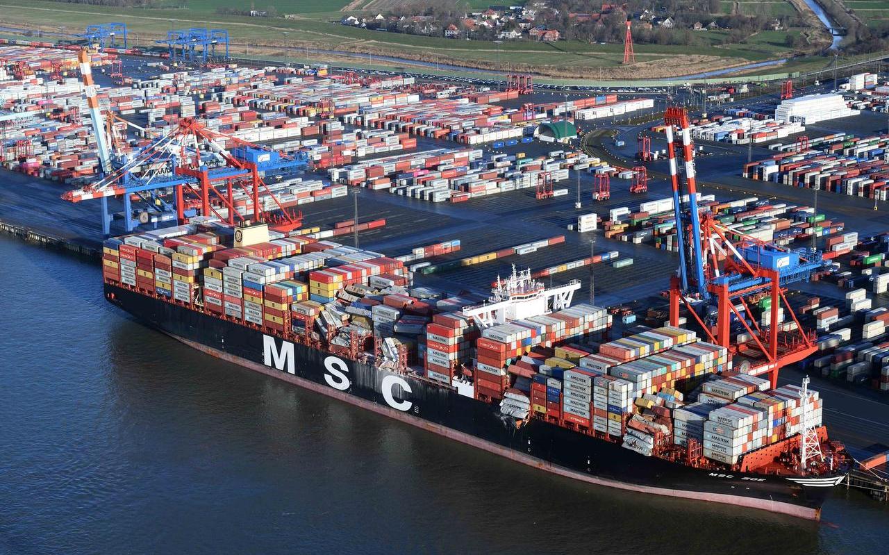 Het containerschip MSC Zoe in de Bremershaven, nadat het onderweg van Portugal naar Bremen 291 containers verloor boven de Waddeneilanden. Foto: ANP