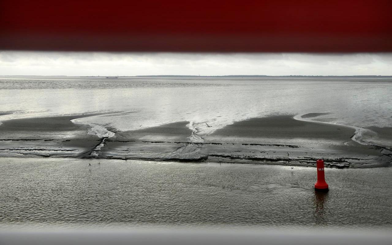 Een archieffoto van de vaarweg naar Ameland, die vanwege dichtslibben met zand en grind regelmatig moeilijker begaanbaar wordt. De veerdienst van en naar het eiland loopt daardoor vertragingen op.