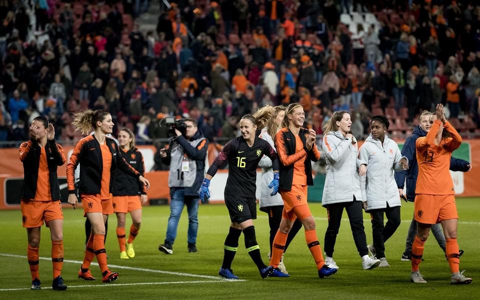 Het Nederlands vrouwenelftal na afloop van de wedstrijd tegen Zwitserland. De Oranjevrouwen streden in de play-offwedstrijd tegen Zwitserland voor een plaats bij het WK 2019 in Frankrijk.