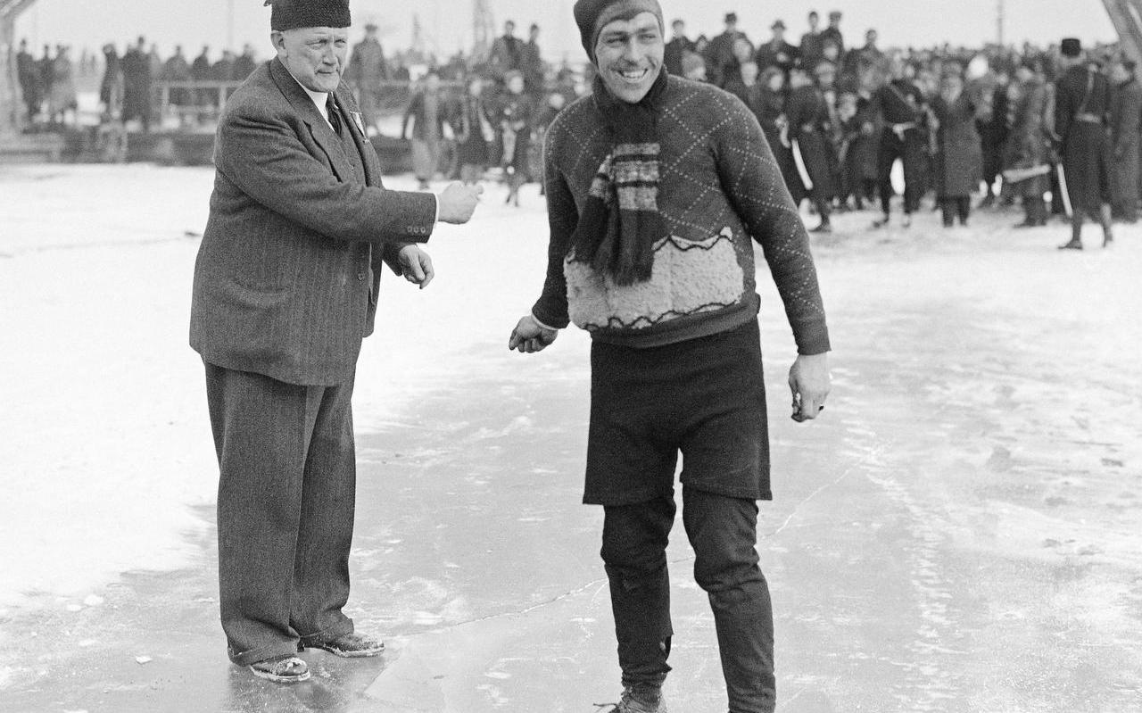 Mindert Hepkema, voorzitter van de Elfstedenvereniging, feliciteert op 2 februari 1941 Auke Adema. Die laatste heeft de schaatselfstedentocht gewonnen.  Foto: ANP