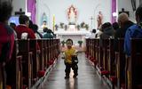 Een kerkdienst in een katholieke kerk met Pasen, vlakbij een dorp bij de Chinese hoofdstad Beijing.