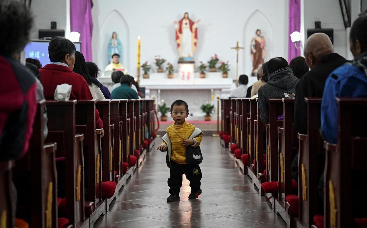 Een kerkdienst in een katholieke kerk met Pasen, vlakbij een dorp bij de Chinese hoofdstad Beijing.