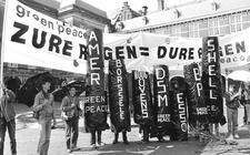 Milieuorganisaties demonstreerden op het Binnenhof in mei 1984 tegen de zure regen toen de Tweede Kamer moest beslissen over de te nemen maatregelen.