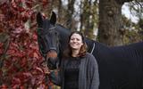 Anica Kortekaas, samen met haar paard Godolphin K. Ze won begin november de KNHS-Eventing Cup. ,, Ik zag het eigenlijk als een soort cadeautje. En wie vindt het nu niet leuk om cadeautjes te krijgen?”