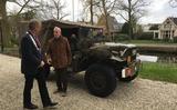 Jasper Keizer (rechts) werd donderdag per legerjeep voorgereden bij Jeltingahûs in Buitenpost. Hij werd ontvangen door burgemeester Oebele Brouwer van Achtkarspelen (links).