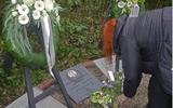 Bloemen worden gelegd op het graf van Andries Penning op de Algemene Begraafplaats op West-Terschelling. Foto: Jan Heuff