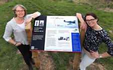 Andrea Meilink (links) en Vivian Nijholt van dorpsbelang Sintjohannesga lieten drie borden plaatsen met informatie over de Tweede Wereldoorlog, zoals de bommenwerper in het Easterskar.