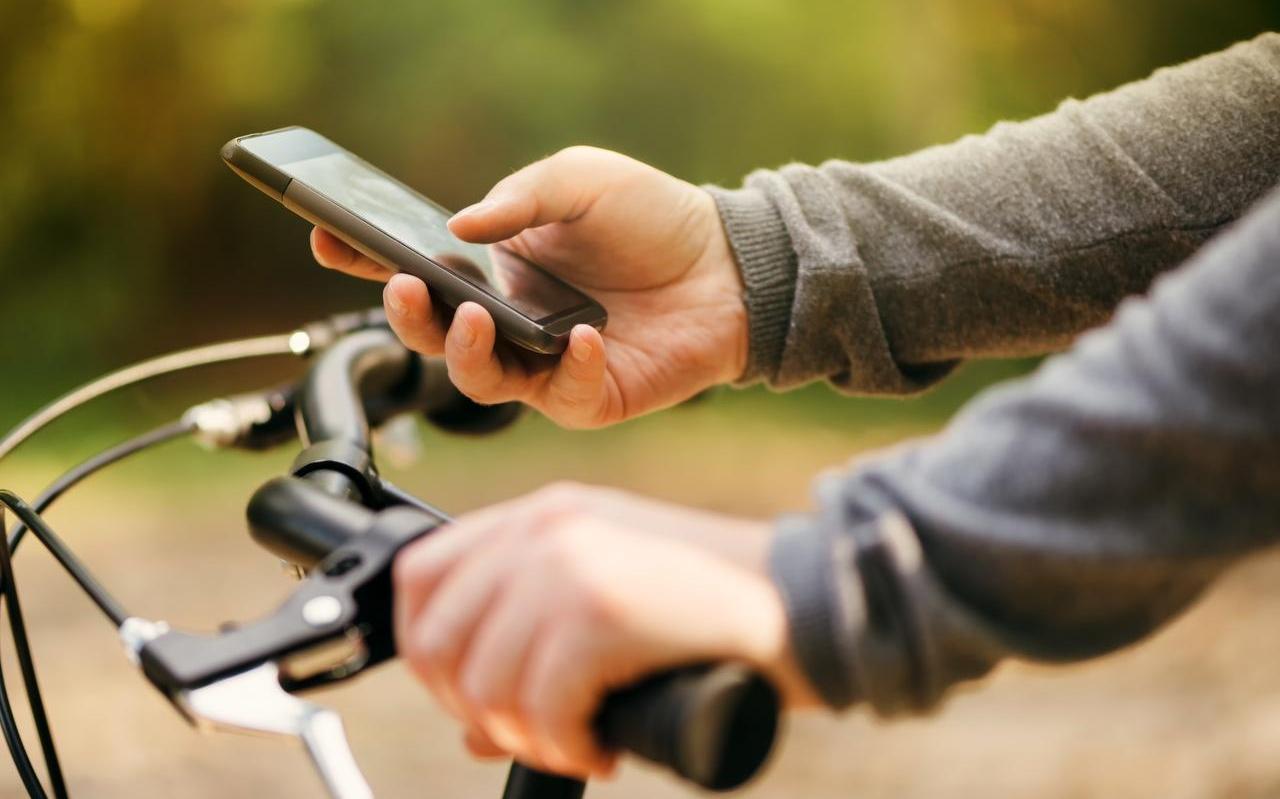 Vanaf juli van dit jaar is appen op de fiets verboden.