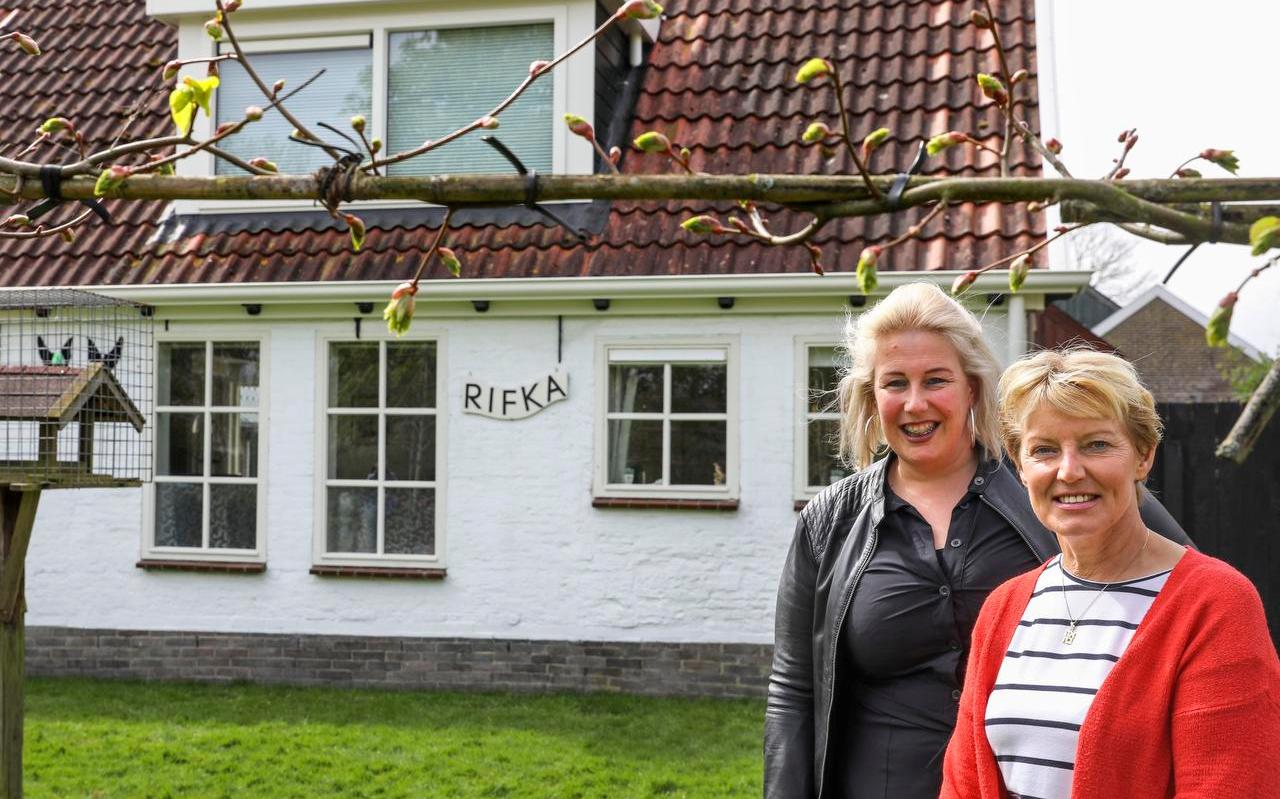 Antje Talsma-Broersma (r) en haar nichtje Hotske Broersma voor het huis 'Rifka'. Dat het huis in Koudum nog altijd de naam Rifka draagt is bijzonder.