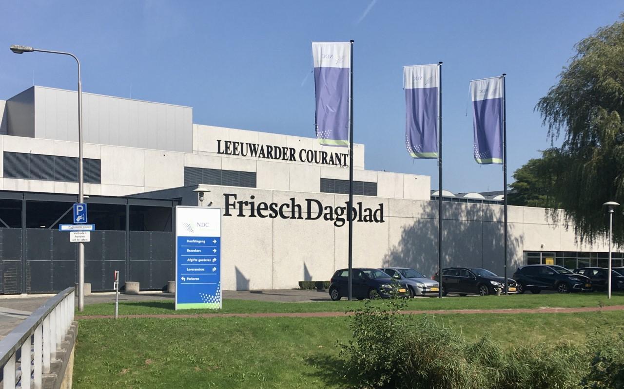 het gebouw van de redacties van het Friesch dagblad en de Leeuwarder Courant. Adviesorganen pleiten voor meer geld voor journalistiek.