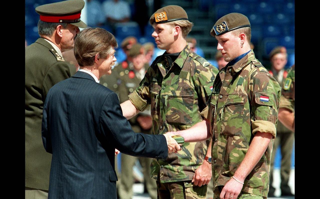 Toenmalig minister van Defensie nam in augustus 1996 officieel afscheid van de laatste lichting dienstplichtige militairen. Destijds werd de dienstplicht in Nederland opgeschort.