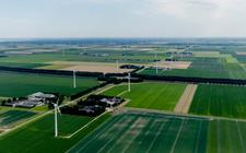 Akkerland en windmolens in Flevoland. Land van Ons wil intensief bewerkte landbouwgrond opkopen en het laten herstellen, om het daarna extensief te laten bewerken door pachtboeren.