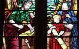 Een fragment van het glas-in-loodraam in de Nederlandse kerk, dat Jezus samen met Jozef in de timmerwerkplaats toont.