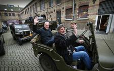 Jorrit Volkers (achterin) rijdt per legervoertuig vanuit de Blokhuispoort naar Zalen Schaaf waar hij de bevrijdingsplannen voor 2021 uit de doeken deed. ,,Er zijn nog veel dingen die wel kunnen.”
