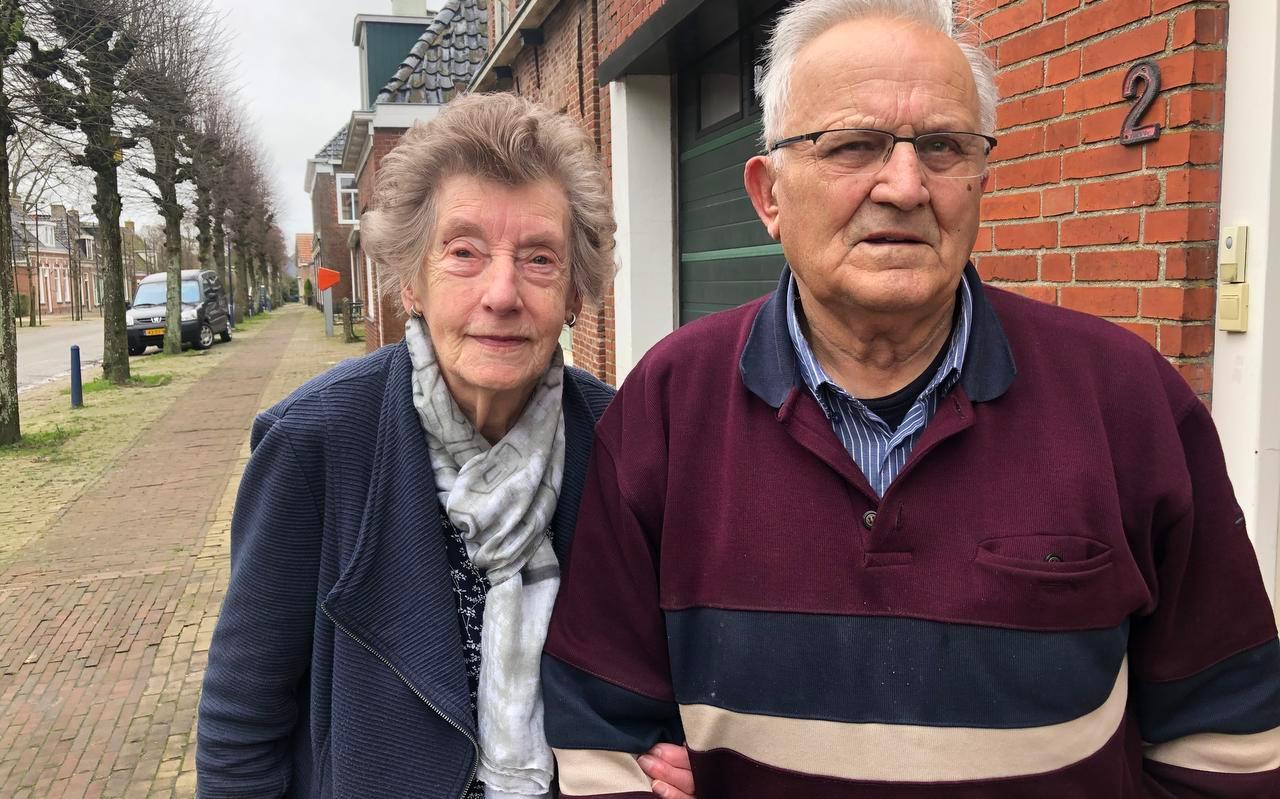 Henke de Jong (links) werkte als tienjarig dienstmeisje bij de familie Binnema, rechts haar vriend Hendrik Kroes in Blije.