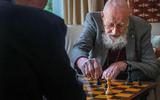 Pierre Zeevaarder is aan zet tijdens zijn wekelijkse potje schaak met Dries Swart. Foto: Simon Bleeker