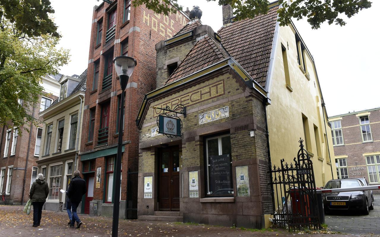 Het Jugendstil-pand De Utrecht aan de Tweebaksmarkt in Leeuwarden.