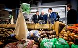 Frans Timmermans van de Europese Commissie bezocht vorig jaar een volledig plasticvrije supermarkt in Amsterdam. Een van de lezingen, van Nicky Kroon, gaat over het verminderen van afval.