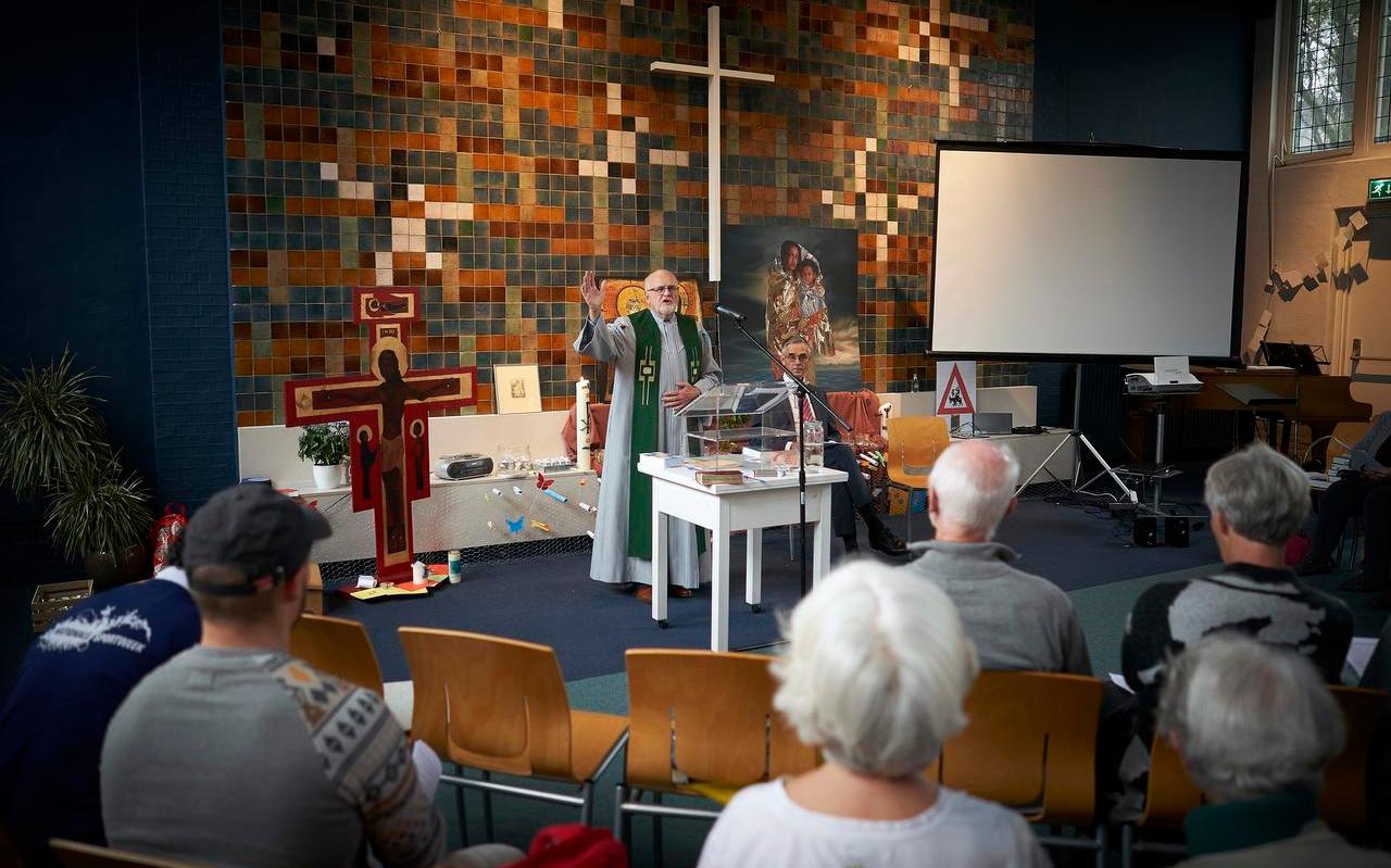 Dominee Harm Klein Ikkink uit Drachten ging 22 november 2018 voor bij de doorlopende kerkdienst in de Haagse Bethelkapel.