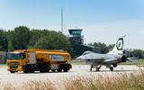 Een F-16 van Vliegbasis Leeuwarden wordt in 2018 voorzien van biofuel. Dit groene alternatief voor kerosine is moeilijk verkrijgbaar