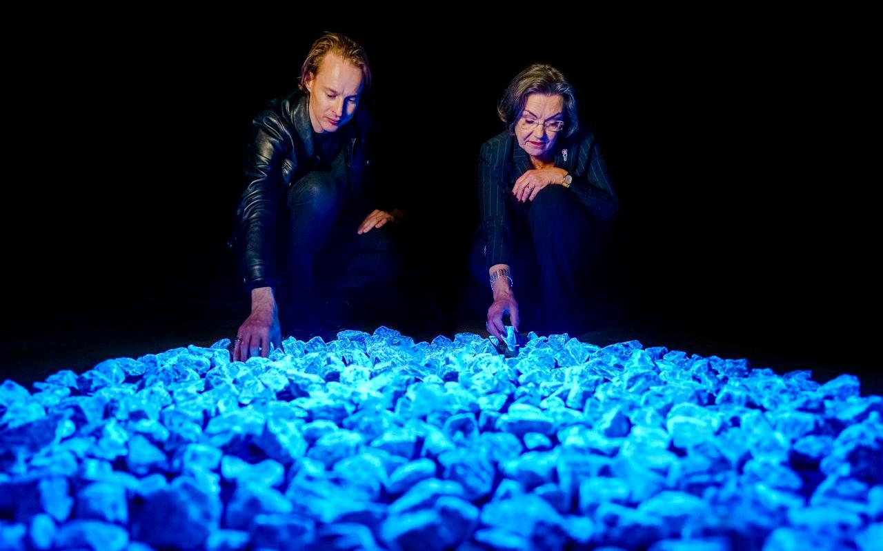Daan Roosegaarde en Gerdi Verbeet bij de presentatie van het project Levenslicht in Rotterdam op17 december 2019.