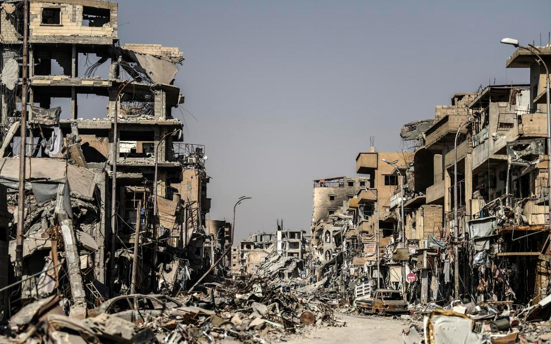 Een verwoeste woonwijk in de stad Raqqa. Syrië ligt in puin nu de oorlog op zijn einde loopt. De VN schatten dat het 250 miljard euro kost om het land weer op te bouwen.