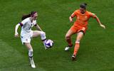 Duel tussen de Amerikaanse middenvelder Rose Lavelle en de uit Sneek afkomstige Sherida Spitse tijdens de WK-finale in Lyon.