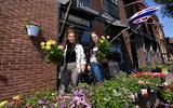 Judith Roosjen en Susanne Visser runnen sinds kort de bloemenwinkel Blomme Stekje. Foto: Marchje Andringa