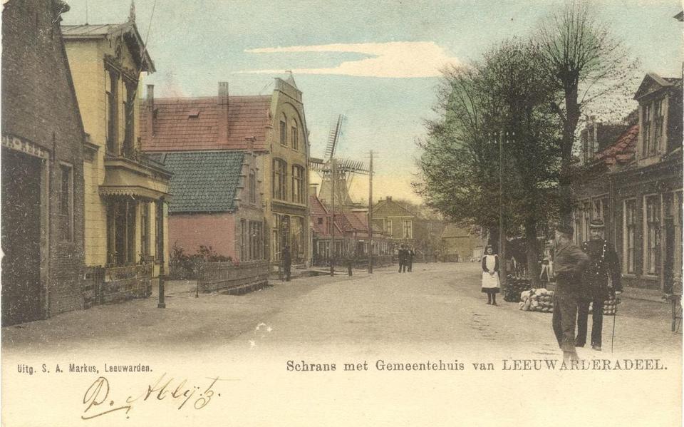 De schrans rond 1900, voor de sloop van het voormalige gemeentehuis van Leeuwarderadeel (links) in 1916. In dat jaar werd een nieuw gemeentehuis gebouwd dat tot 1965 dienst deed.