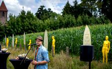 Andries Jelle de Jong presenteert zijn poëzieproject naast het maisveld langs de Kommisjewei.