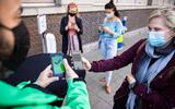 Een bezoekster van een evenement in Amsterdam toont haar negatieve coronatest, in de vorm van een QR-code op haar telefoon. Bij de kaartjescontroleur verschijnt een groen scherm. Foto: ANP