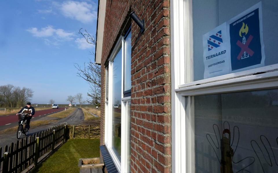 Een bewoner in Ternaard heeft in 2018 een protestbord opgehangen tegen mogelijke gaswinning in de regio.