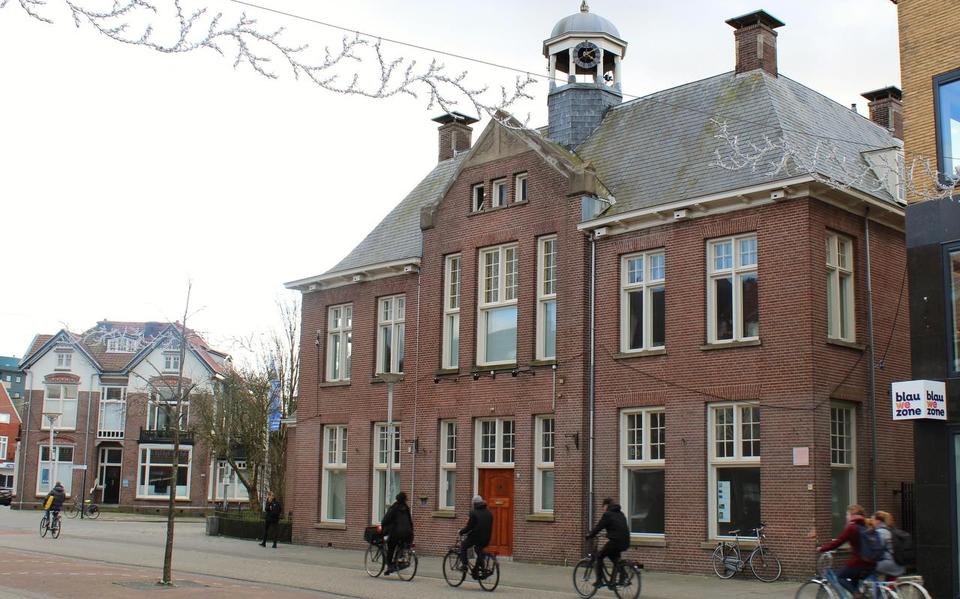 Het pand aan de Schrans in Leeuwarden was tot 1965 het gemeentehuis van Leeuwarderadeel. Foto: Geert Veldstra